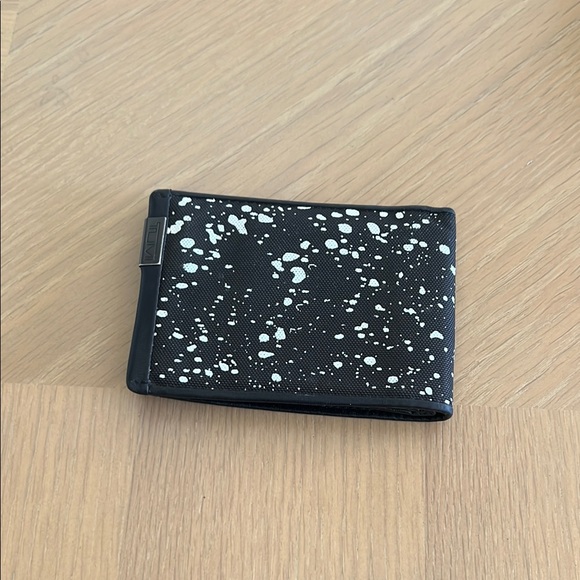 Tumi Black and White Splatter Card Holder - Picture 1 of 4